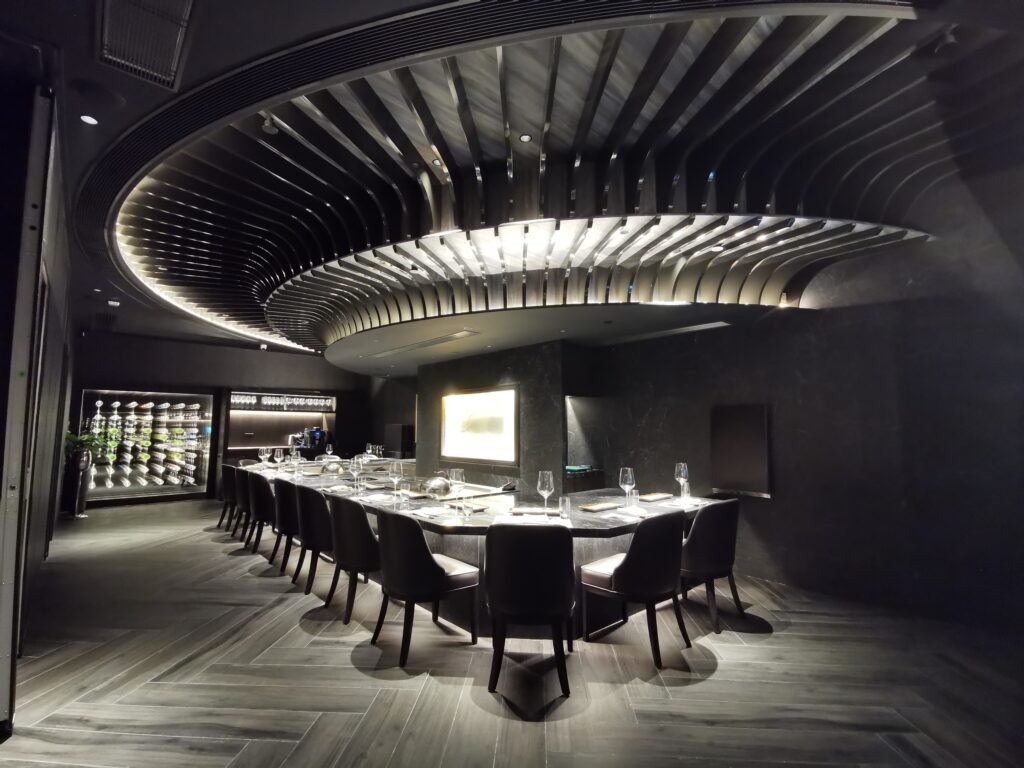 I M Teppanyaki & Wine 鑄鐵板燒!米芝蓮一星主廚 Mok San 親自坐鎮:必食立鱗燒、西班牙紅蝦意粉、火焰牛肉叉燒 im interior 01 20210622